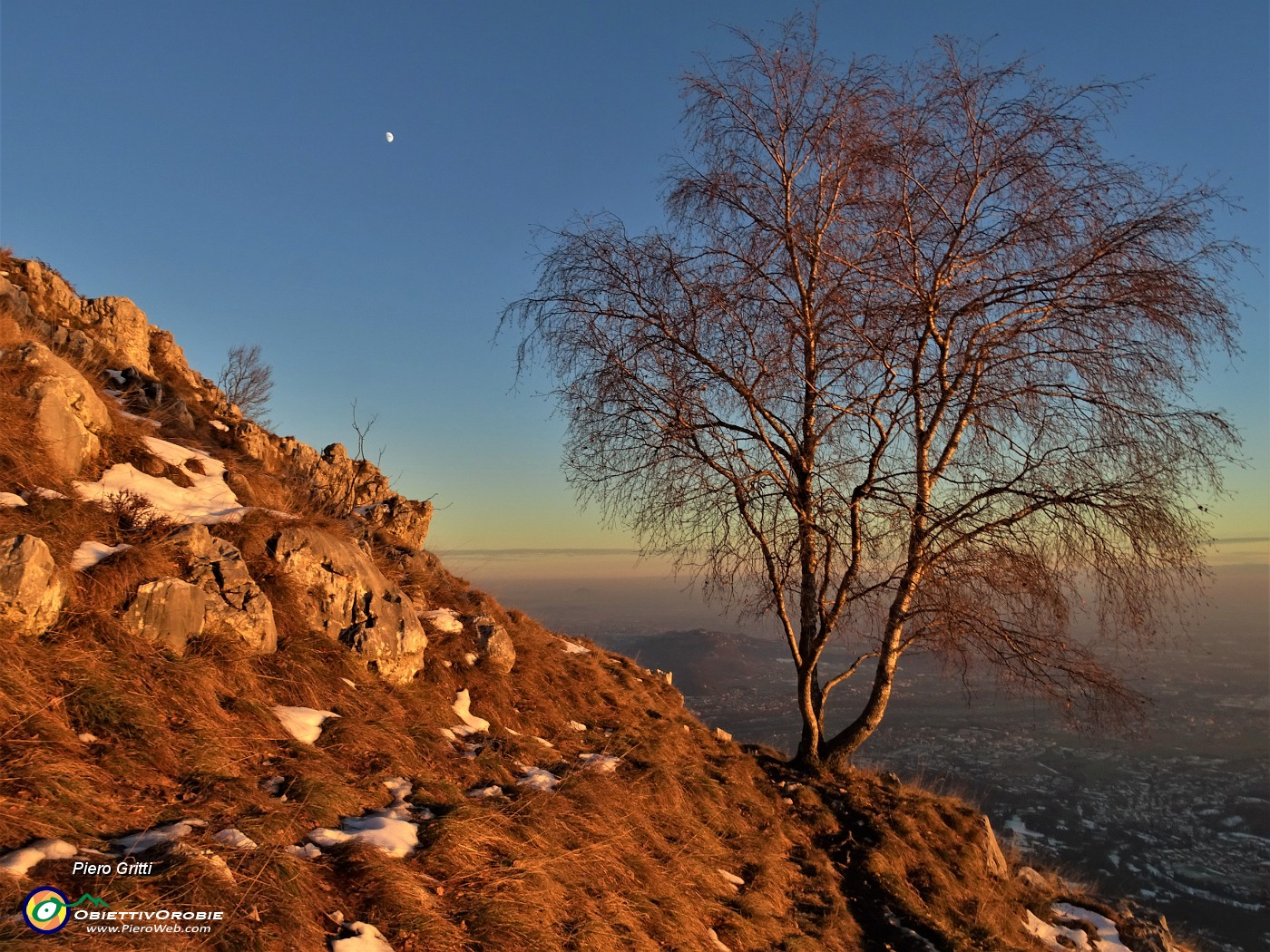 06 Mentre il sole si abbassa all'orizzonte, la luna si alza in cielo.JPG